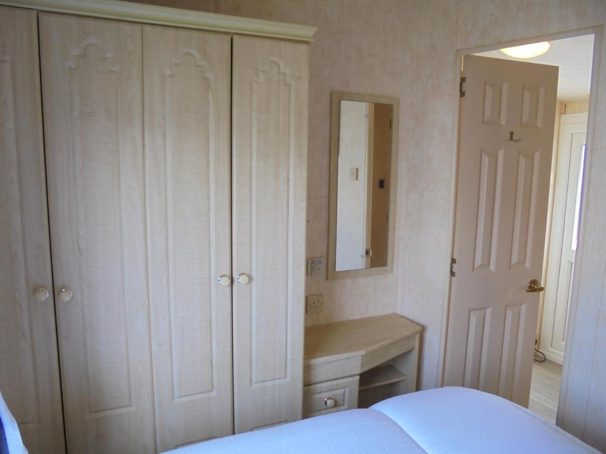 Waterside: Waterside Salisbury:- 6 Berth Large Wrap Around Veranda *