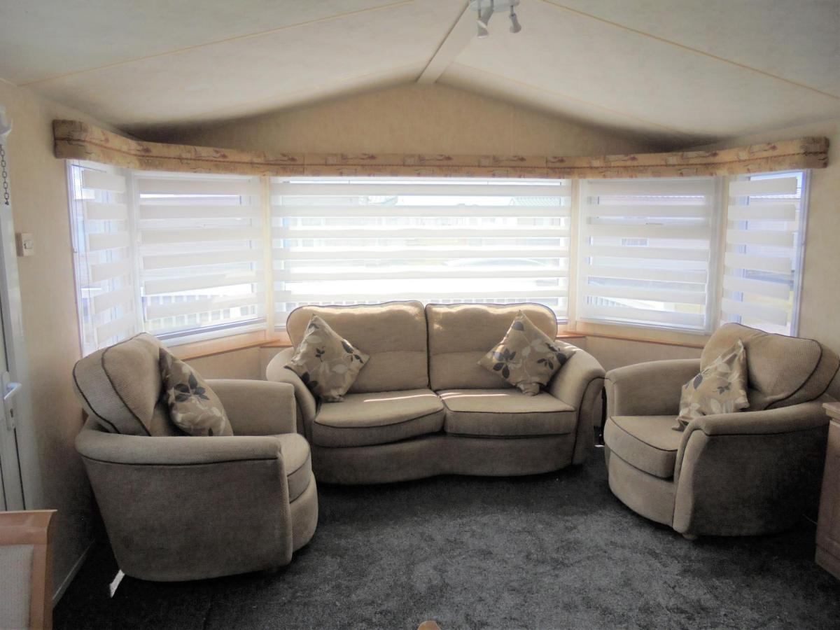 Waterside: Waterside Salisbury:- 6 Berth Large Wrap Around Veranda *