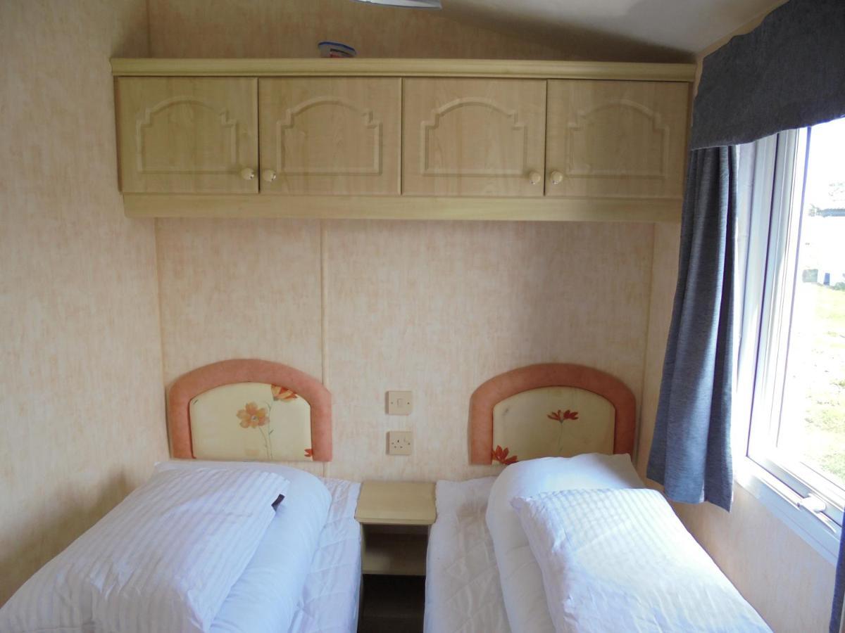 Apartment Waterside: Waterside Salisbury:- 6 Berth Large Wrap Around Veranda