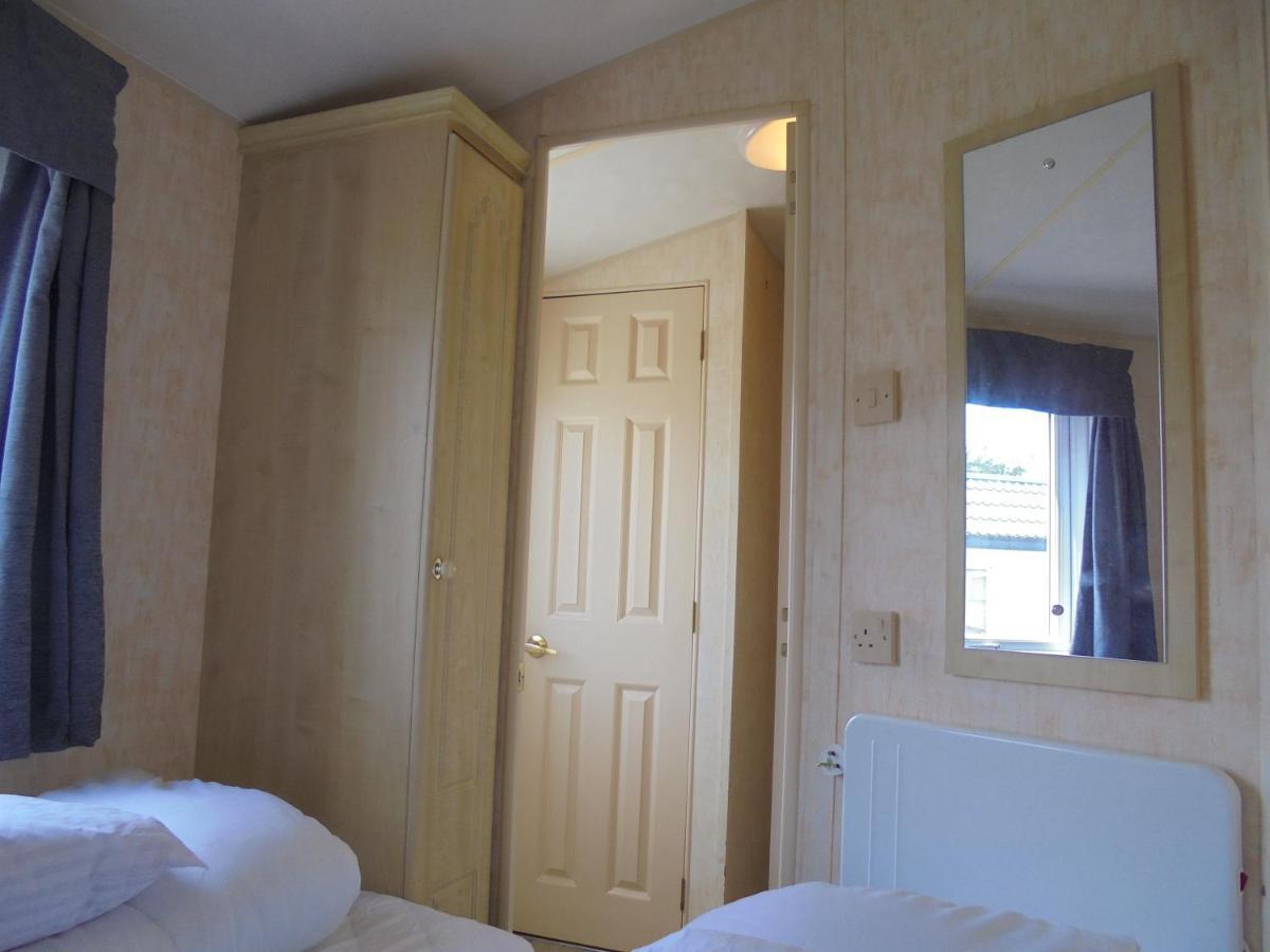 Waterside: Waterside Salisbury:- 6 Berth Large Wrap Around Veranda