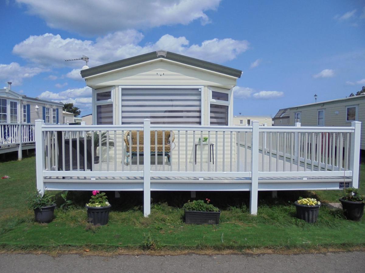 Waterside: Waterside Salisbury:- 6 Berth Large Wrap Around Veranda